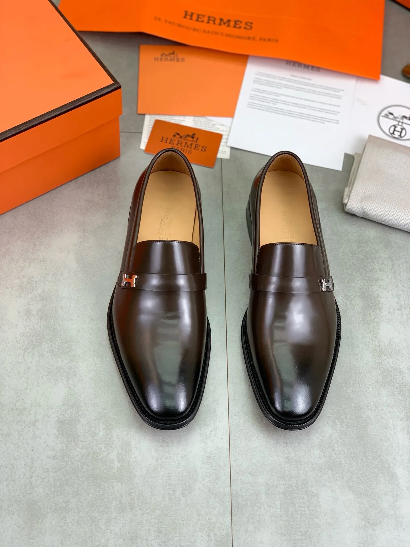 Factory price P960 💰Top version 💎💎💎 Original leather outsole Brand: Hermès (Hermès) Standard code: Men's size 39-44 (38, 45 can be customized) Grade: Same as the official website Original quality materials: Original soft calfskin Water-dyed cowhide lining Original Italian leather outsole Style categories: Men's fashion Formal casual leather shoes Slip-on men's shoes series Young fashion European and American trends, British style, colors: multiple options, counter packaging